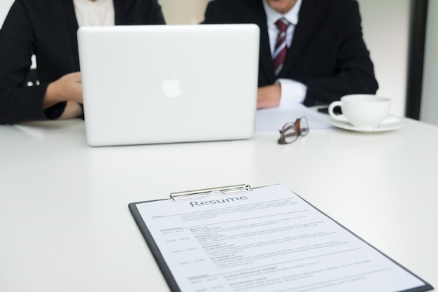 Homem de negócios que conduz uma entrevista com empresário em um escritório