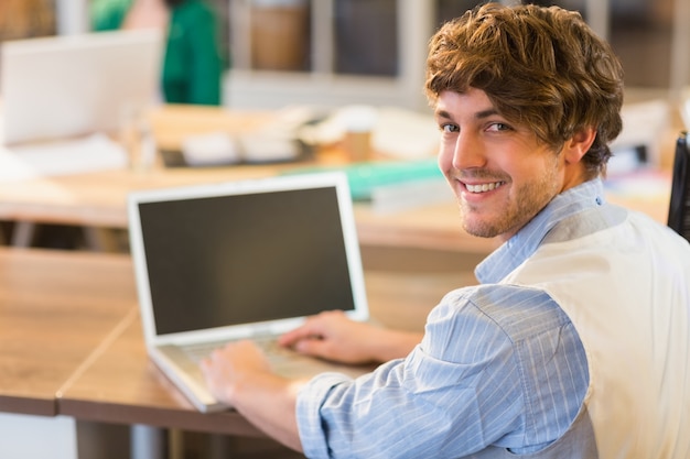 homem de negócios que escreve em seu laptop