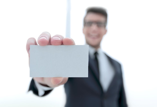 Foto homem de negócios que mostra um cartão de visita em branco