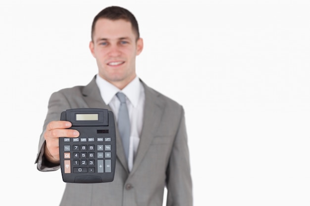 Foto homem de negócios que mostra uma calculadora