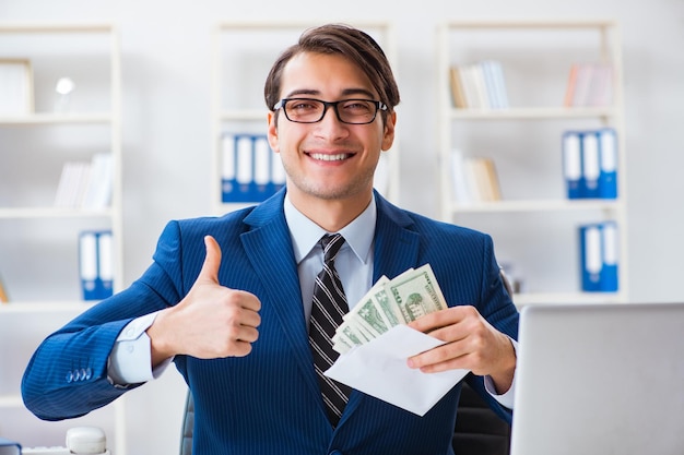 Homem de negócios que recebe seu salário e bônus