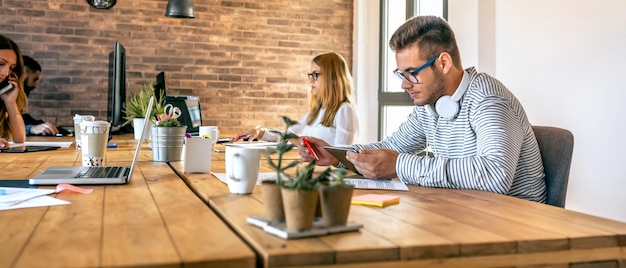 Homem de negócios que trabalha em um escritório de coworking