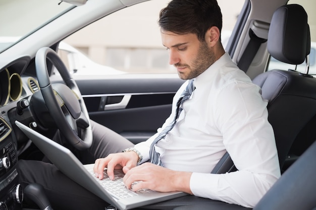 Homem de negócios que trabalha no assento do motorista