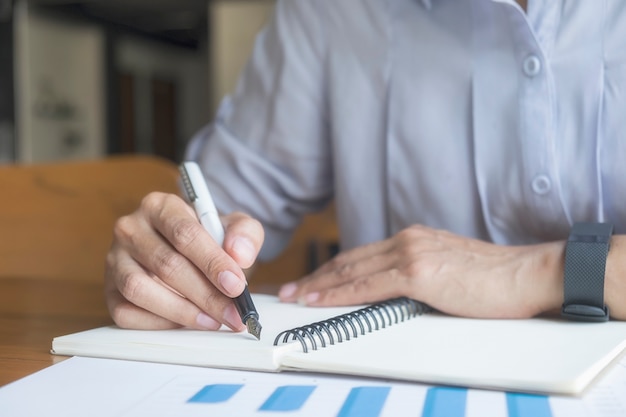 Homem de negócios que trabalha no escritório