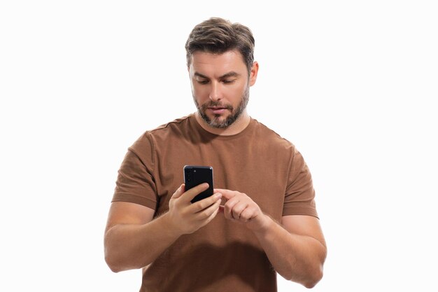 Homem de negócios satisfeito falando no telefone promocional aplicativo móvel empresário em roupas casuais usando smartph