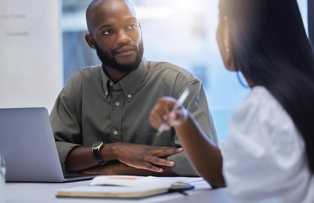 Foto homem de negócios se encontrando e ouvindo a discussão no escritório para a equipe de colaboração e planejando ideias juntos funcionários negros do sexo masculino e conversando sobre o trabalho do projeto e ouvindo feedback na agência