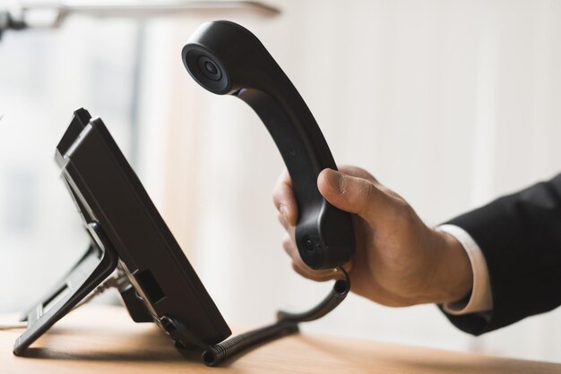 homem de negócios segurando fone de ouvido de alta qualidade e resolução belo conceito de foto