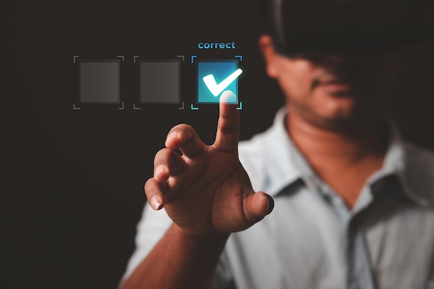 Foto homem de negócios segurando o ícone correto o conceito de tomar as decisões de tecnologia de escolha certa