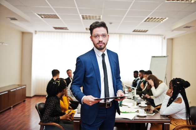 Foto homem de negócios, segurando o tablet na reunião