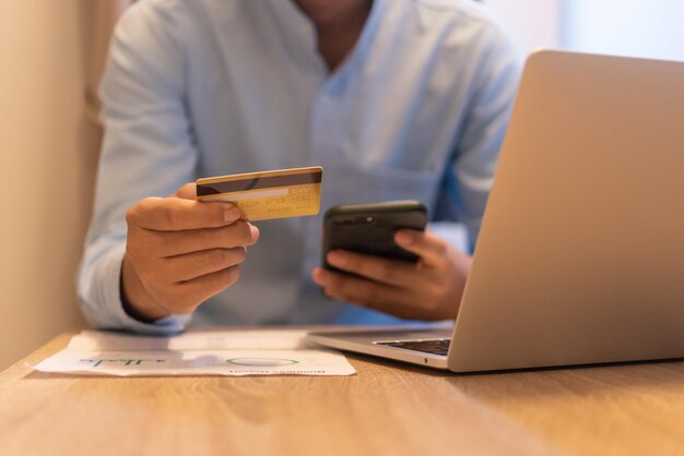 Homem de negócios segurando pagamento com cartão de crédito internet banking ciberespaço comércio tecnologia compras online