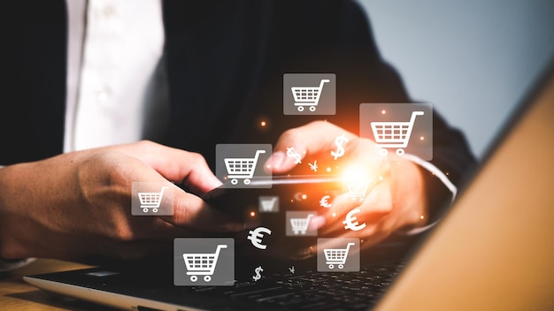 Homem de negócios segurando telefone e laptop usado para compras on-line através de sites na Internet