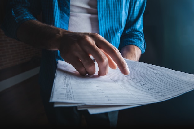 Homem de negócios segurando um documento