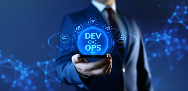 Homem de negócios segurando um smartphone com ícones de operações de desenvolvimento de dev ops na tela