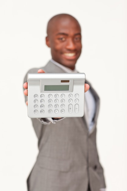 Homem de negócios segurando uma calculadora. Finança
