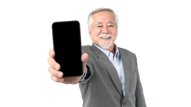 Homem de negócios sênior asiático com terno sente-se feliz com boa saúde mostrando grande telefone inteligente com tela em branco tela branca isolada no fundo branco Mock Up Image