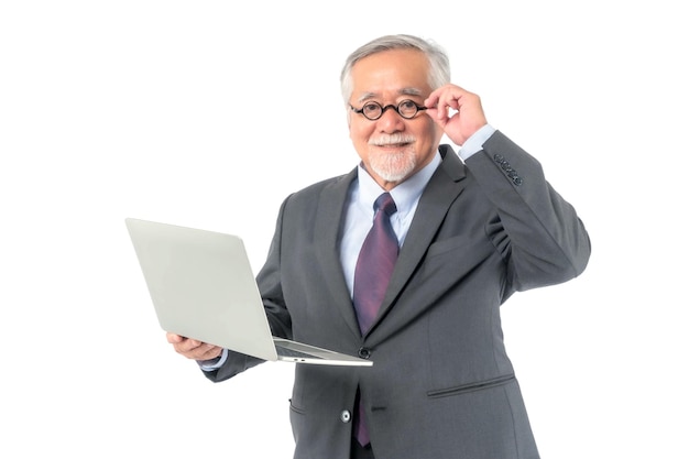 Homem de negócios sênior asiático idoso usa óculos usando laptop sorrindo se sente feliz isolado no conceito de fundo branco para o sucesso empresarial sênior