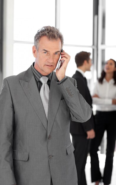 Foto homem de negócios sênior falando no celular