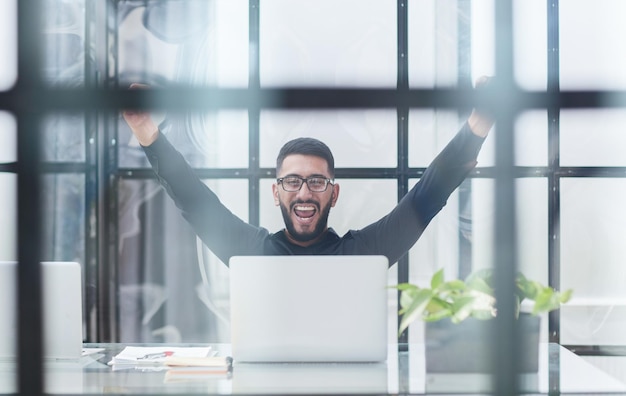 Homem de negócios sentado em sua mesa no escritório