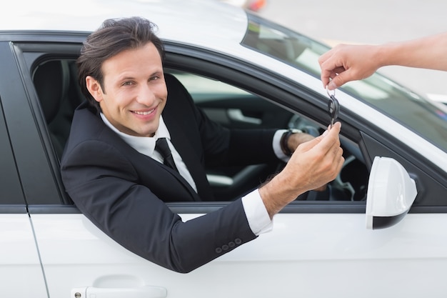 Homem de negócios sentado no assento dos motoristas