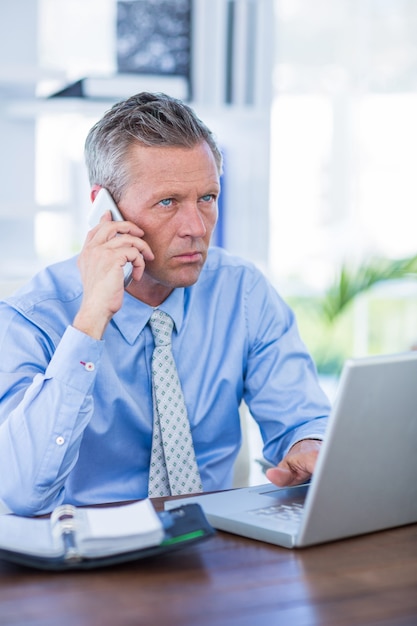 Homem de negócios sério com telefone