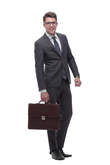 Homem de negócios sério com uma maleta de couro isolada em branco