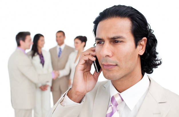 Homem de negócios sério falando no telefone