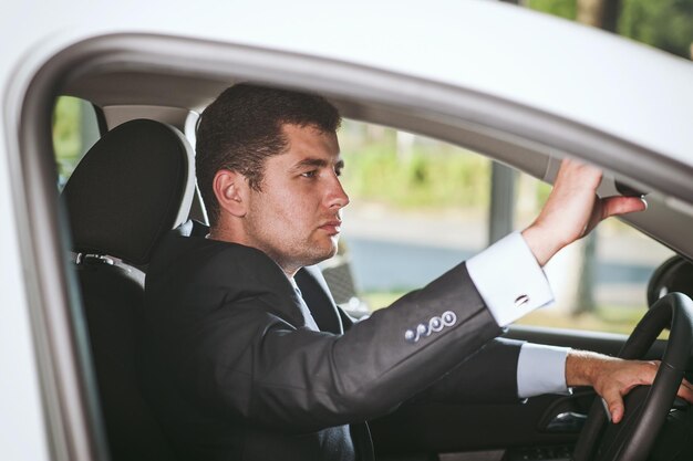 Homem de negócios sério na direção do veículo