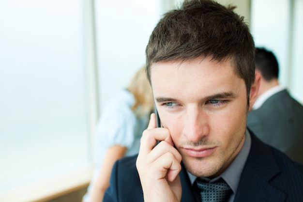 Homem de negócios sério no telefone no escritório