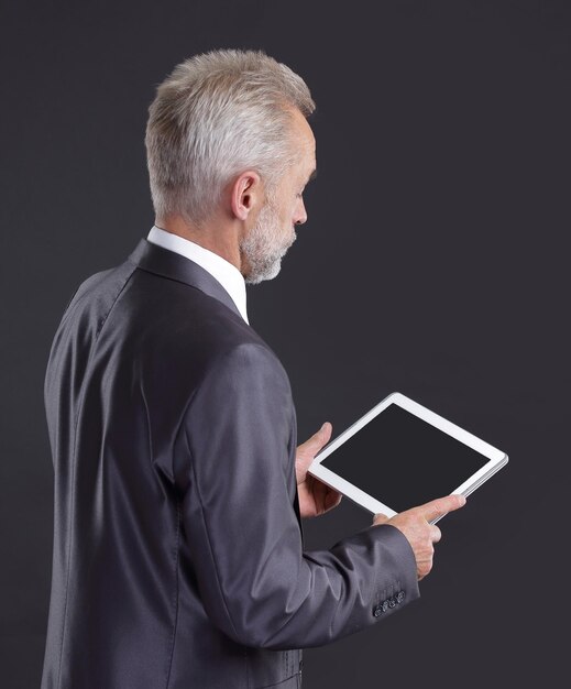 Homem de negócios sério olhando para a tela do tablet digital