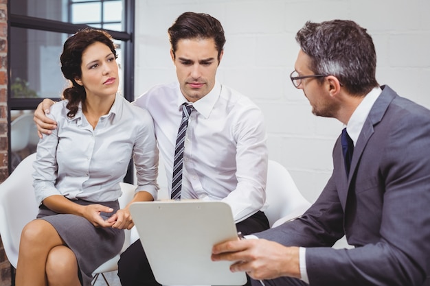 Homem de negócios sério que discute com o cliente