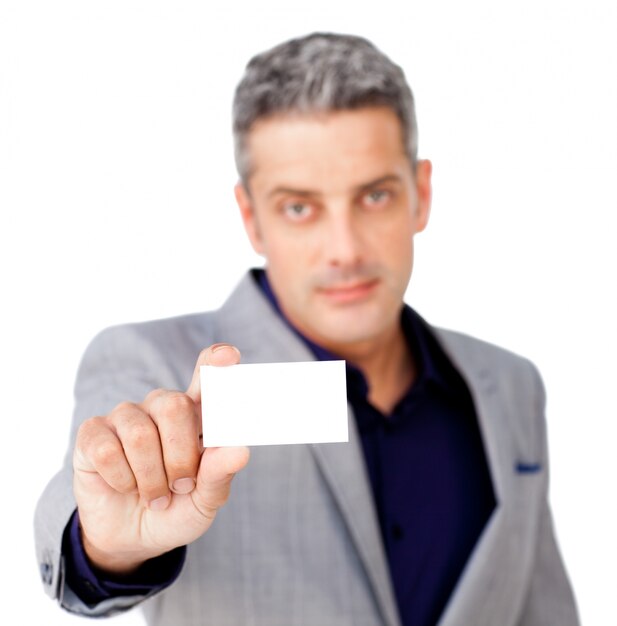 Homem de negócios sério segurando um cartão branco