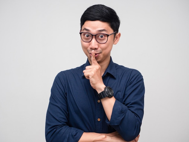 Homem de negócios ShhAsian usar óculos gesto calar