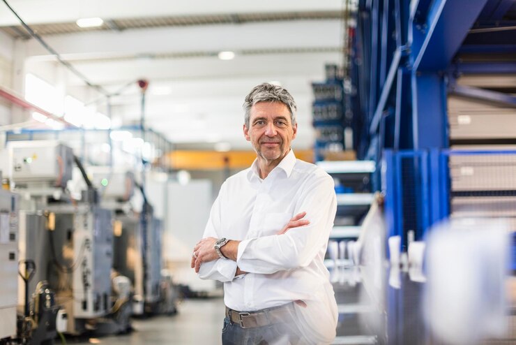 Foto homem de negócios sorridente na sala de produção