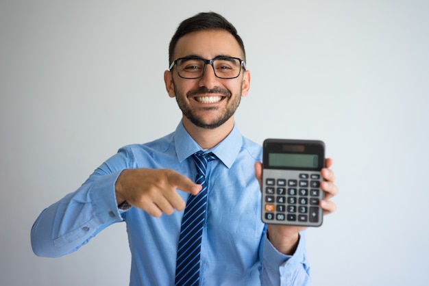 Homem de negócios sorrindo mostrando calculadora