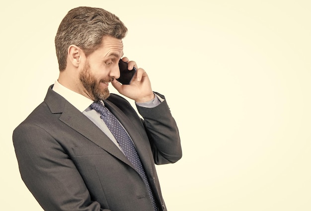 Homem de negócios surpreso fala no celular isolado na chamada de negócios de espaço de cópia branca