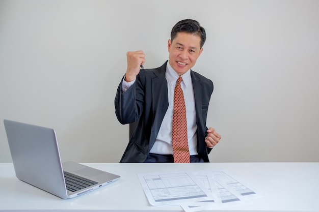 Homem de negócios tão feliz.