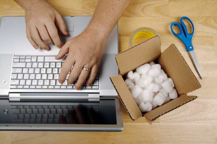 Foto homem de negócios trabalha com laptop