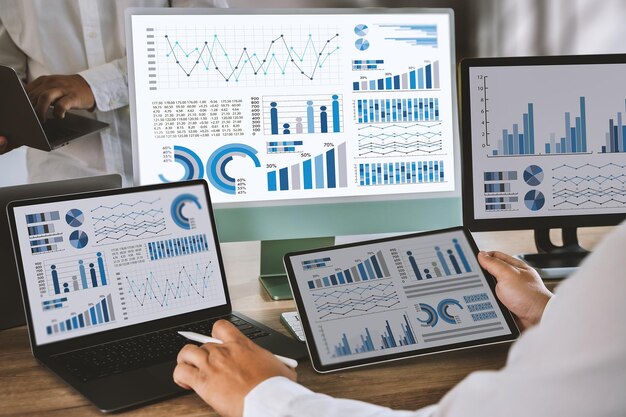 homem de negócios trabalha Estatística Dados Painel de informações Negócios Tecnologia e Estratégia Pessoa de pesquisa