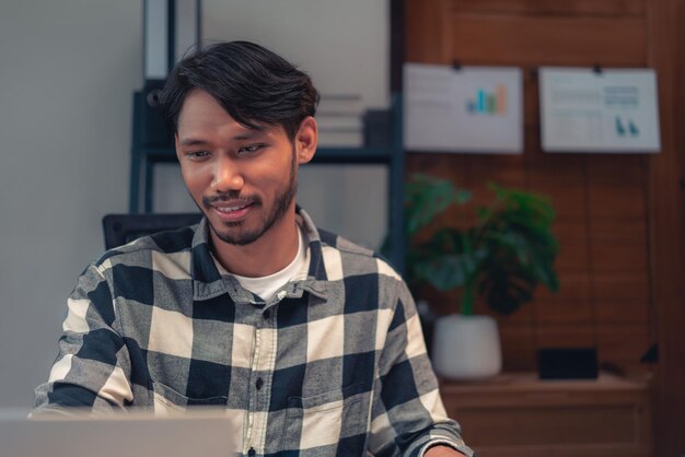 Homem de negócios trabalhando com felicidade para ler o relatório financeiro e contábil do negócio no laptop