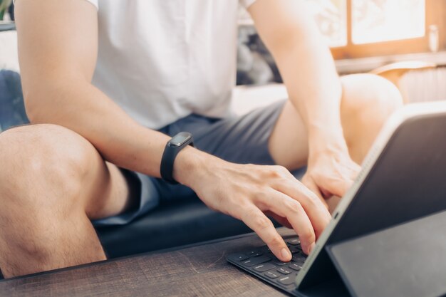 Homem de negócios trabalhando com tablet