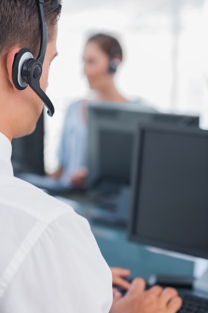 Foto homem de negócios trabalhando em um call center