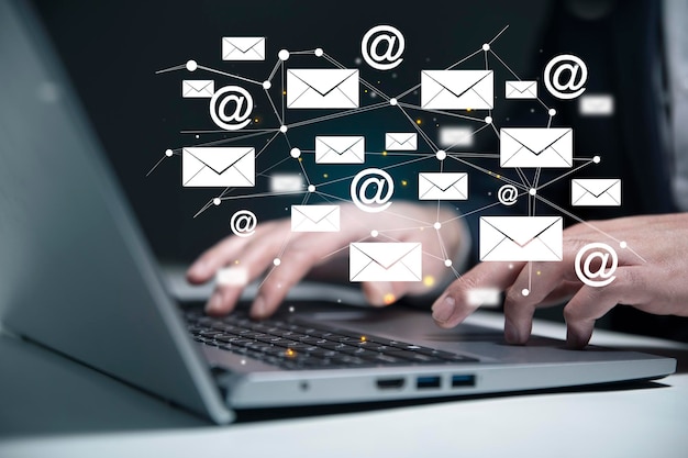 Homem de negócios trabalhando em um computador com ilustração de e-mail