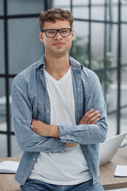 Homem de negócios trabalhando em um computador portátil no escritório