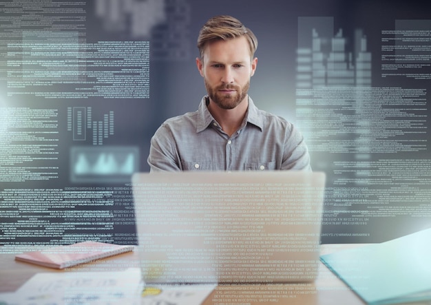 Homem de negócios trabalhando em um laptop com interface de tela de texto