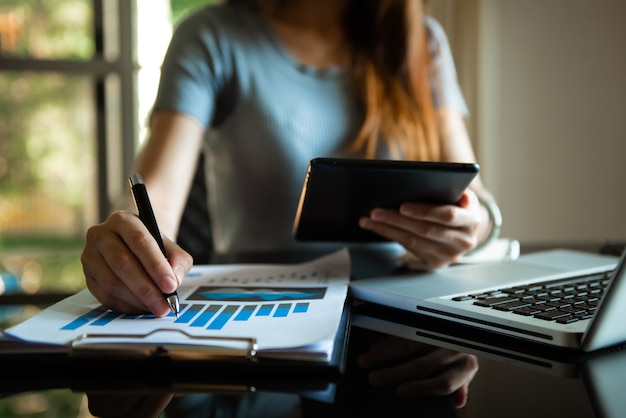 Foto homem de negócios, trabalhando no escritório com laptop e documentos em seu novo projeto de mesa. tarefa de finanças.