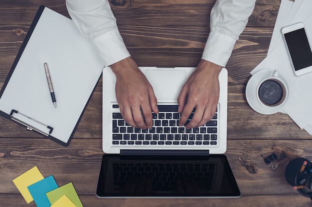 Homem de negócios trabalhando no escritório usando laptop