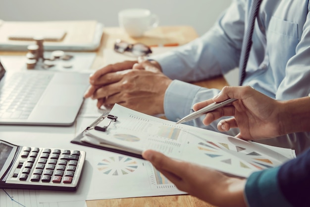 Homem de negócios trabalhando no escritório usando uma calculadora para calcular o conceito de contabilidade financeira de números