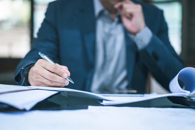 homem de negócios, trabalhando no escritório