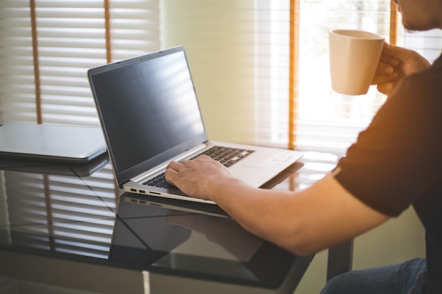 Homem de negócios, trabalhando no laptop, jovem usa tecnologia