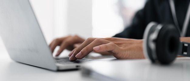 Homem de negócios, trabalhando no laptop na mesa de escritório